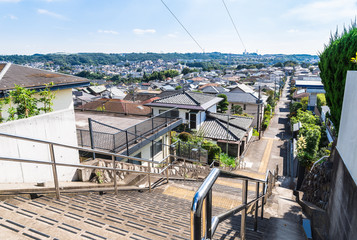 坂の上から眺める住宅街