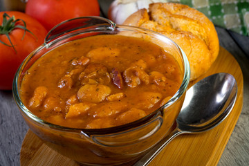 Stewed beans in tomato sauce.