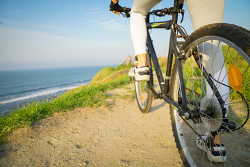 Obraz na płótnie Canvas Enjoying a relaxing biking ride on the seaside