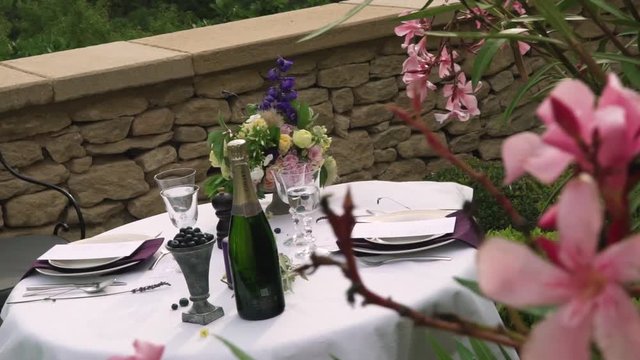 Table des mari&eacute;s ou d&eacute;jeuner en t&ecirc;te &agrave; t&ecirc;te en Provence