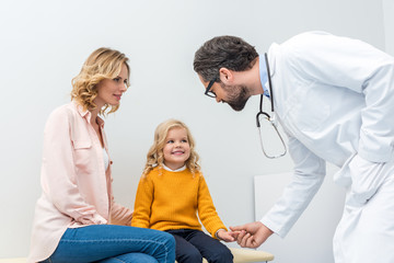 Obraz premium mother and daughter visiting pediatrist