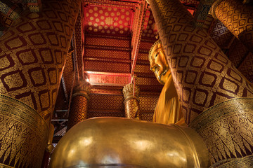 Fototapeta premium Big gold buddha statue in the Phana Choeng temple in Ayutthaya, Thailand.