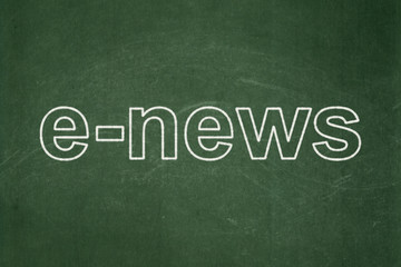 Obraz premium News concept: E-news on chalkboard background