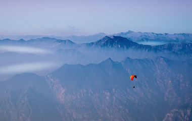 Paragleiter – über eden Wolken