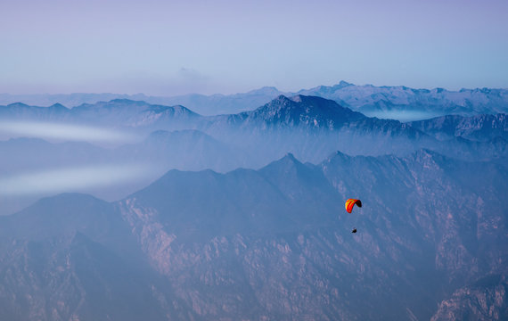 Paragleiter &ndash; &uuml;ber eden Wolken