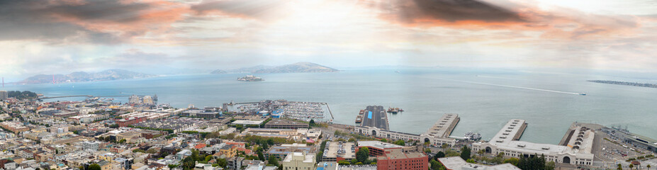 Naklejka premium San Francisco skyline at dusk