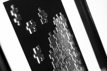 Srebrne puzzle na obrazie na pł&oacute;tnie. 