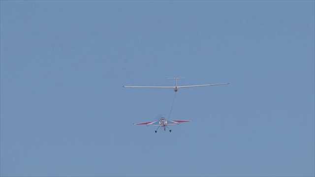 Airplane towing glider for take-off