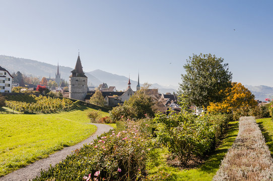 Stadt Zug, Stadt, Zug, Guggi, Rosengarten, Weinberg, Spazierweg, Kapuzinerturm, Stadtmauer, St. Oswald, Kirche, Herbst, Schweiz