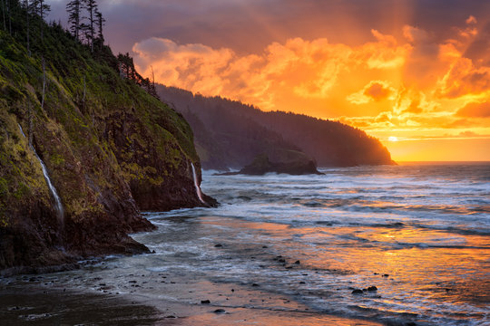 The sun sets over the Pacific at Cape Lookout State Park, Oregon