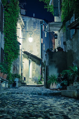 Panele Szklane  Wąska ulica na starym mieście we Francji w nocy