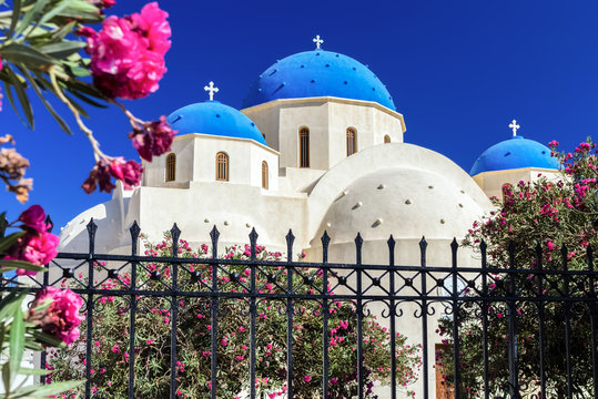 santorini kirche mit blauen kuppled&auml;chern