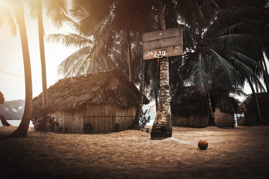 Ein Basketballkorb an einer Palme am Strand auf einer Insel Panamas