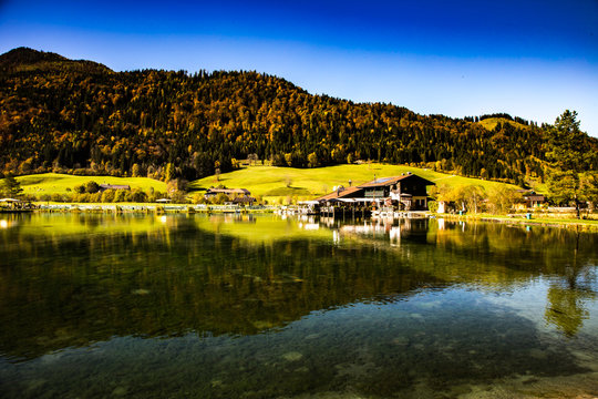 casa sul lago acqua specchiata riflesso montagne