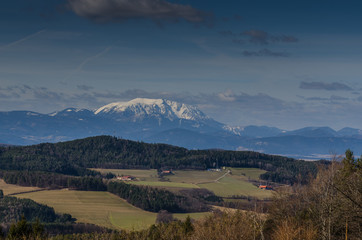 landschaft und hoher berg
