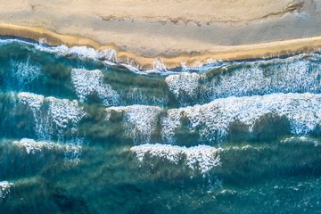 Poster de jardin Vue aerienne plage Belle plage, côte et baie avec une eau de mer cristalline vue d& 39 en haut