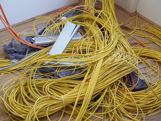 Computernetzwerk - Kabelsalat im Büro