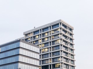 Modernes Bürogebäude mit Fenstern