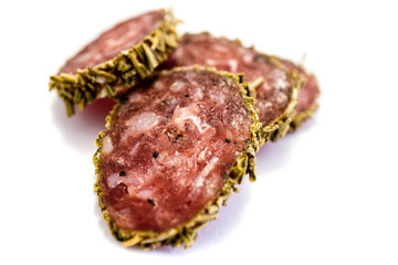 Hartwurst Salami Wurst isoliert freigestellt auf weißen Hintergrund, Freisteller