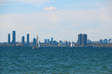 Naklejka premium Skyline and Sailboat