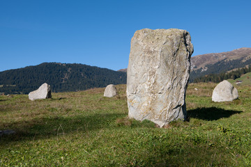 Kirche St. Remigius und Steinsetzungen bei Falera (Graubünden)