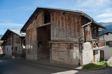 Fototapeta na wymiar Walser-Holzhäuser in Graubünden (Waltensburg)
