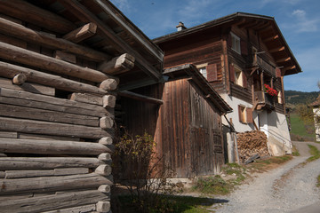 Fototapeta na wymiar Walser-Holzhäuser in Graubünden
