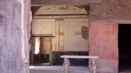 Italie Pompei maison intérieur fresques colorées banc
