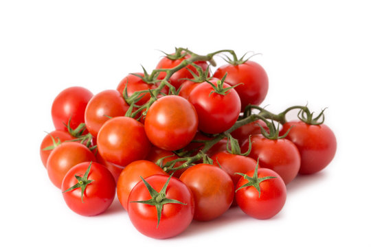 viele rote Tomaten auf weißem Hintergrund freigestellt