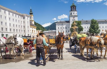 Horse carriage tourist attraction in Salzburg, Austria - obrazy, fototapety, plakaty