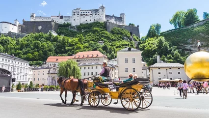 Poster Toeristen sightseeing in paard en wagen in Salzburg, Oostenrijk © disq