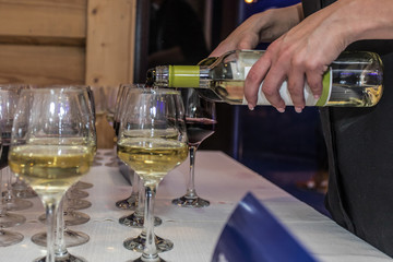 filling the vine to the glasses