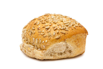 Weizenvollkornbötchen auf weißem Hintergrund