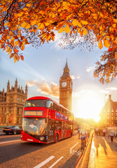 Bussen met herfstbladeren tegen de Big Ben in Londen, Engeland, VK