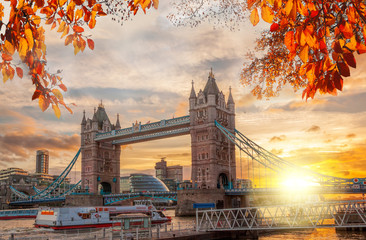 Tower Bridge avec des feuilles d& 39 automne à Londres, Angleterre, Royaume-Uni