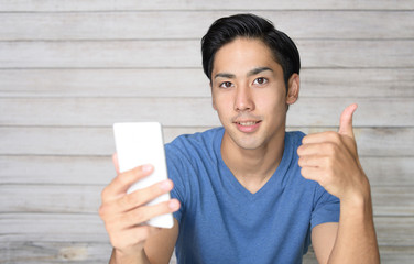 スマートフォンを持つ男性