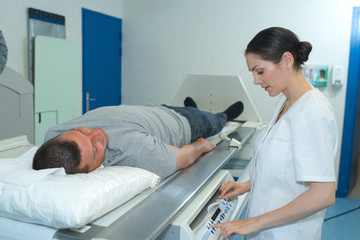 Obraz premium man lay on x-ray table