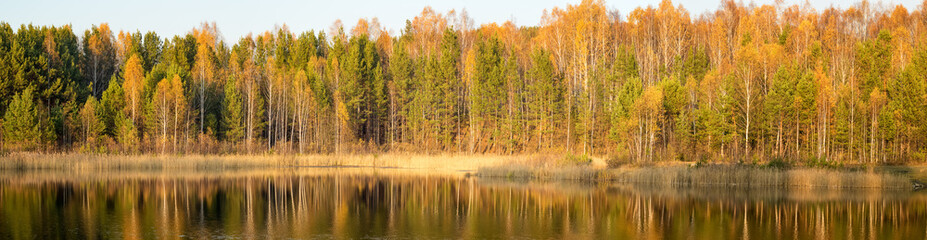 панорама осеннего пейзажа на берегу озера, Россия, Урал,