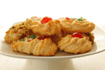 BISCOTTI AL FORNO SU VASSOIO BIANCO