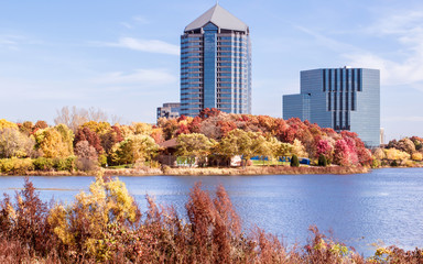 Obraz premium Beautiful autumn scene at lakeside 