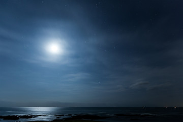 Lune et paysage marin la nuit