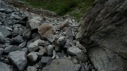 Fototapeta na wymiar 槍ヶ岳登山、大岩の脇を通り南岳新道へ