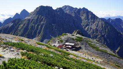 Fototapeta na wymiar 北アルプス登山、南岳山頂方向から穂高連峰、南岳山荘方向を見る