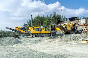 Mining and processing plant for processing crushed stone, sand and gravel