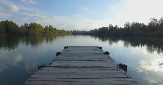 Piccolo molo di legno su un lago 