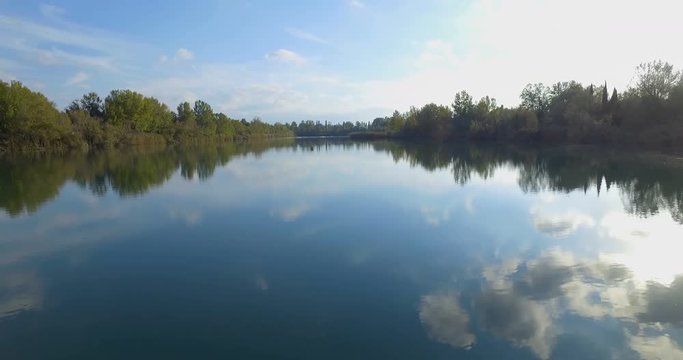Piccolo molo di legno su un lago 