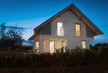 Haus abends, Einfamilienhaus, blaue Stunde