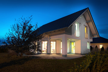 Einfamilienhaus am Abend