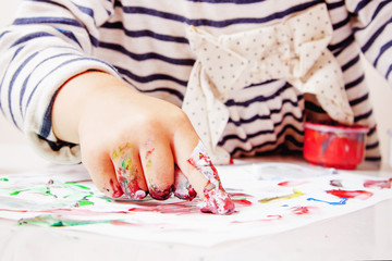 Obraz premium little girl learning to paint (child development in art)