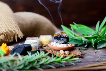  Räuchern - Räucherwerk - Weihrauch - Rauch - Kräuter - Salbei - Ringelblume - Thymian - Zeremonie - Räucherstäbchen